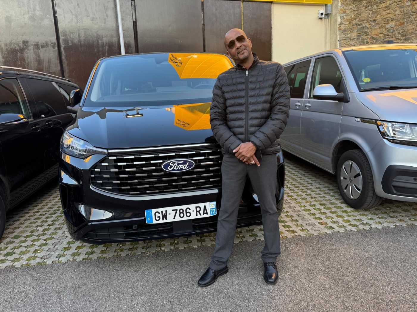 Véhicule avec chauffeur pour navettes d'entreprise